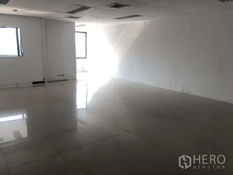 สำนักงาน ให้เช่าในWatthana, Bangkok - มุมออฟฟิศได้รับแสงธรรมชาติสะท้อนพื้นกระเบื้องเงา