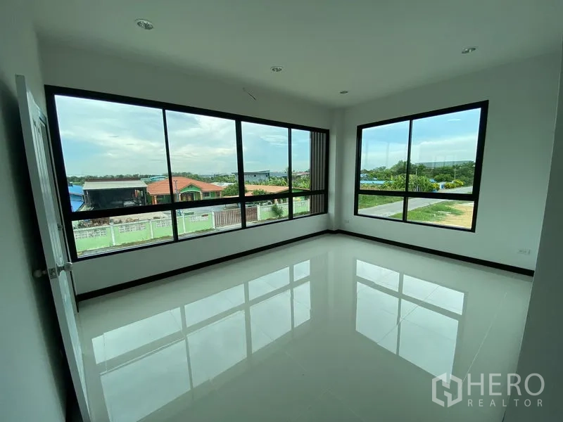 Warehouse for rent or sale in Bang Len, Nakhon Pathom - Upstairs corner office room with large windows and glossy tiled floor.