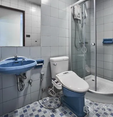 คอนโด ให้เช่าในWatthana, Bangkok - ห้องน้ำกะทัดรัด พร้อมตู้ชาวเวอร์กระจกและอ่างล้างมือสีฟ้า