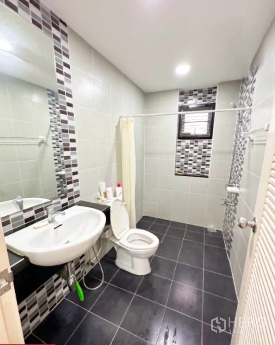 บ้าน ขายในLam Luk Ka, Pathum Thani - ห้องน้ำโทนเทา ลายโมเสกบริเวณอาบน้ำ พร้อมอ่างล้างหน้าและโถสุขภัณฑ์