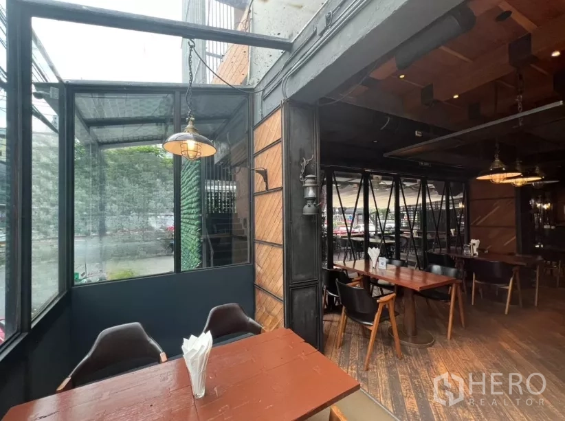 พื้นที่ขายปลีก ให้เช่าในWatthana, Bangkok - มุมโต๊ะกึ่งเอาต์ดอร์ติดผนังกระจกเชื่อมต่อภายใน