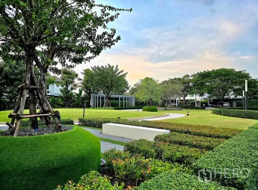 独立式住宅 出租在Bang Phli, Samut Prakan - 社区公园修剪整齐，步道与草坪景观