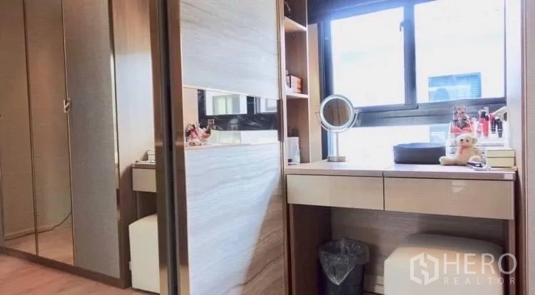 ทาวน์เฮาส์ ให้เช่าหรือขายในSuan Luang, Bangkok - มุมแต่งตัว ตู้เสื้อผ้าบานกระจก และโต๊ะเครื่องแป้งติดหน้าต่าง