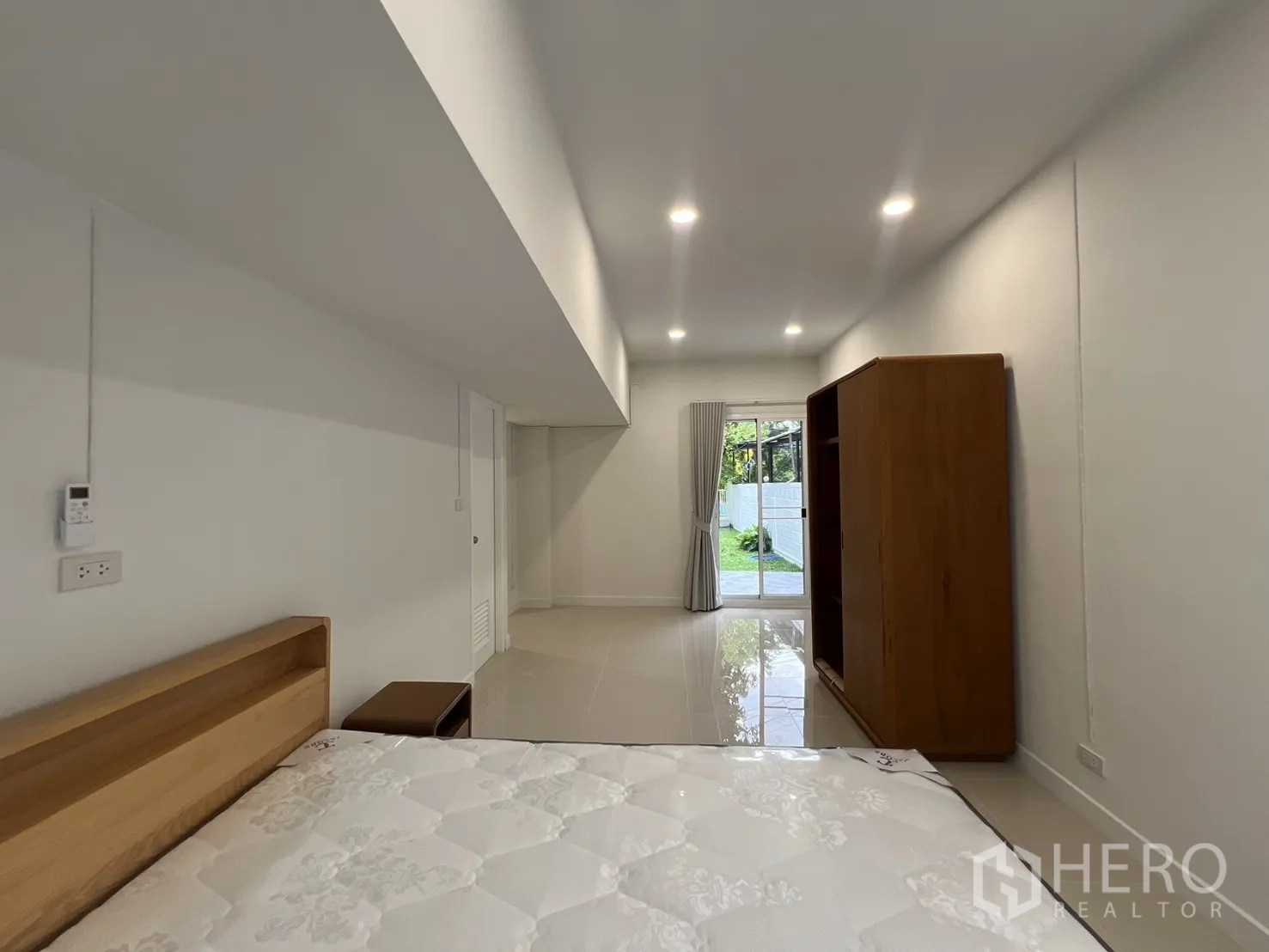 Detached House for rent in Saphan Sung, Bangkok - Bedroom view toward private sliding door to the yard with natural light.