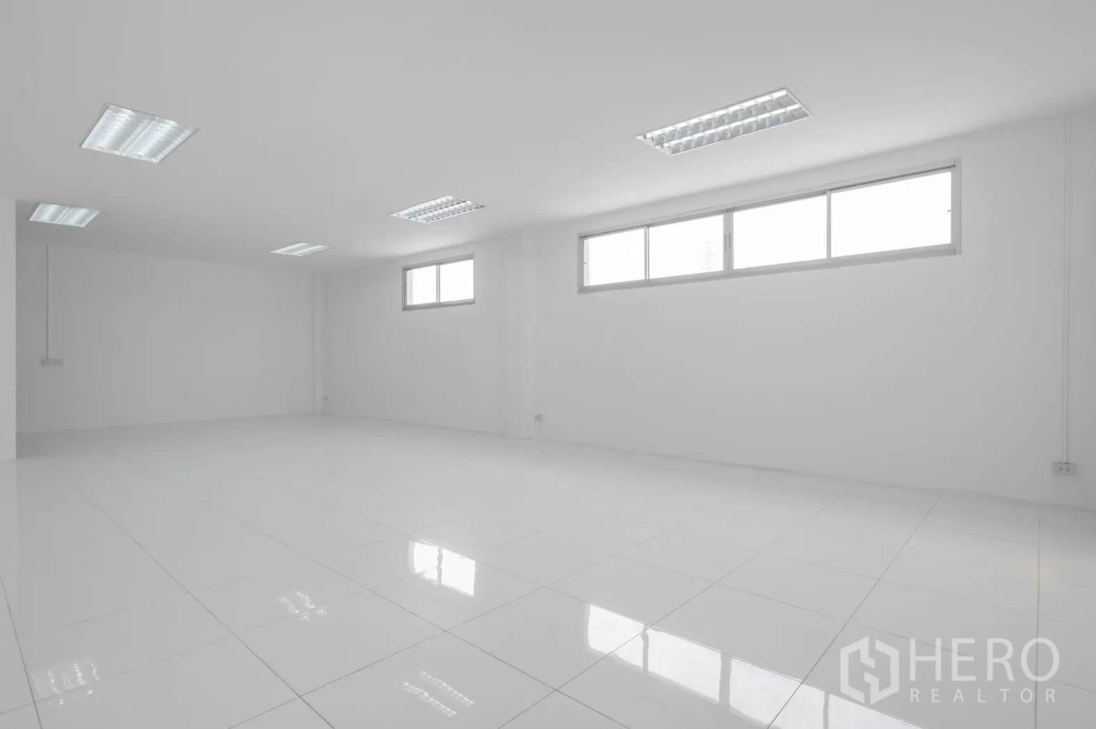 Factory for rent in Pathum Thani - Open office space with continuous side windows for natural light.