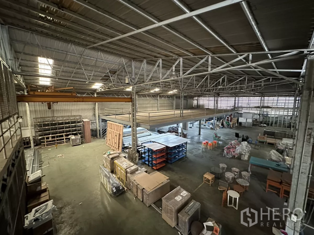 คลังสินค้า ให้เช่าในYan Nawa, Bangkok - มุมสูงเห็นทางเดินชั้นลอยและโซนเก็บของ