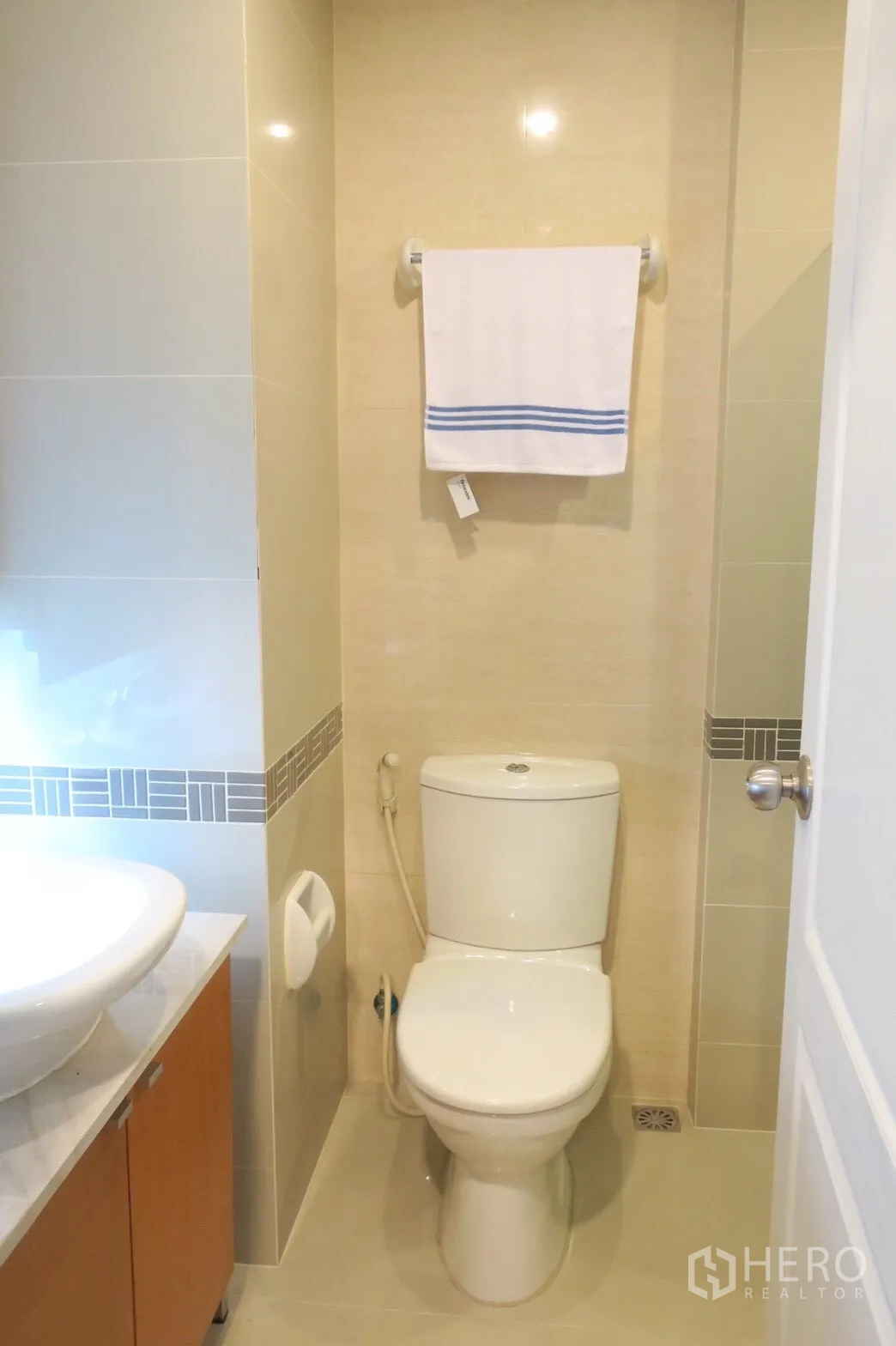 คอนโด ขายในPhra Khanong, Bangkok - ห้องน้ำปูกระเบื้องสะอาด พร้อมอ่างล้างหน้า ชักโครก และราวแขวนผ้า