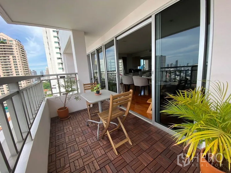 คอนโด ให้เช่าในSathon, Bangkok - ระเบียงพร้อมโต๊ะเก้าอี้ กระถางต้นไม้ และวิวสกายไลน์
