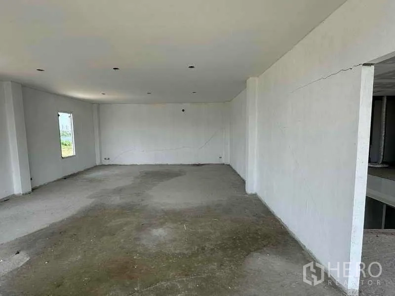 คลังสินค้า ให้เช่าในSai Noi, Nonthaburi - ห้องออฟฟิศชั้นบนสว่าง ติดดาวน์ไลท์ มองเห็นพื้นที่รอบไซต์ พร้อมปรับแต่ง