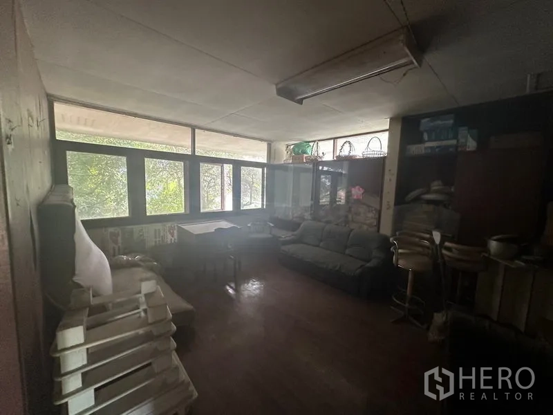 คลังสินค้า ให้เช่าในWatthana, Bangkok - มุมนั่งเล่นสลัวพร้อมหน้าต่างยาวและตู้บิลต์อิน