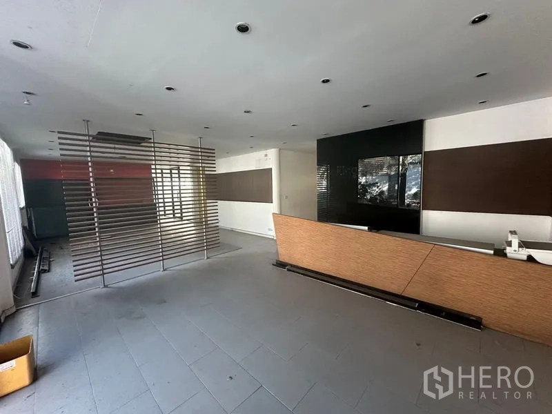 Warehouse for rent in Saphan Sung, Bangkok - Reception area with long counter and decorative slat divider.