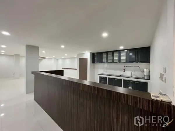 Office Space for rent in Prawet, Bangkok - Reception or counter zone with built-in pantry and overhead cabinets.