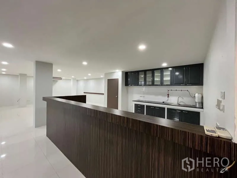 Office Space for rent in Prawet, Bangkok - Reception or counter zone with built-in pantry and overhead cabinets.