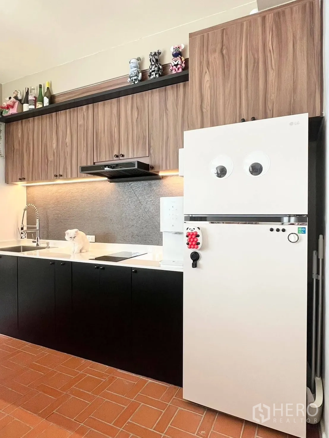 联排别墅 for rent in Bang Phli, Samut Prakan - 现代厨房，木纹吊柜、黑色地柜、水槽、炉灶与冰箱。