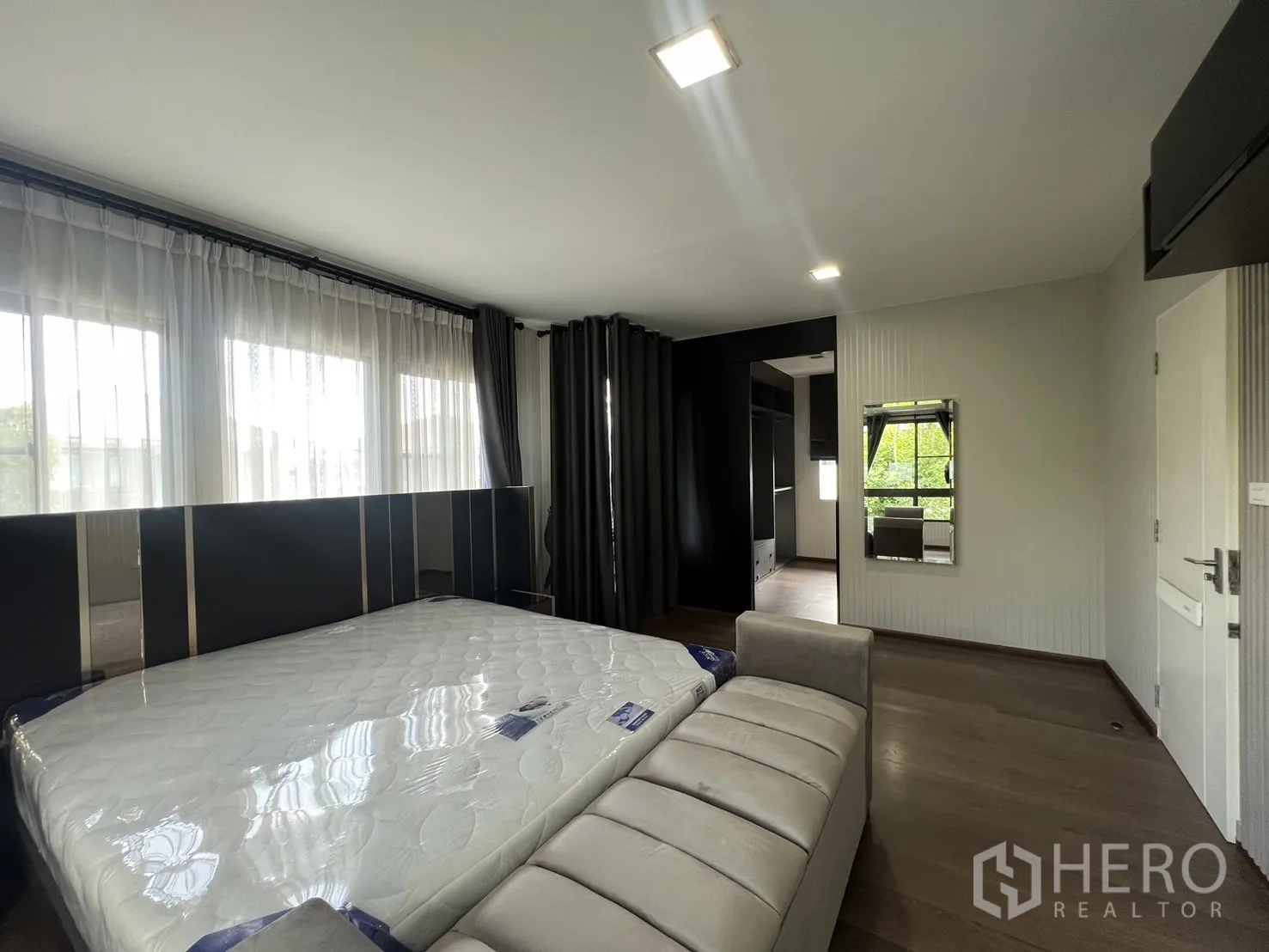Detached House for rent in Bang Phli, Samut Prakan - Master bedroom looking toward walk-in closet entrance and mirror.