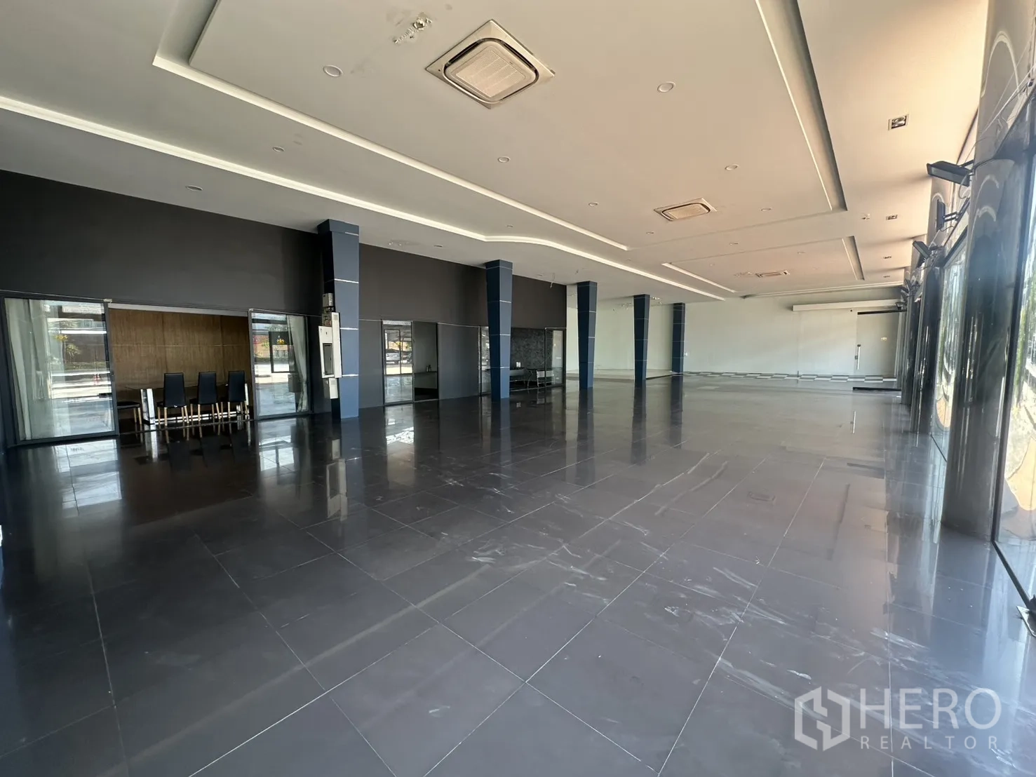 展厅 for rent in Suan Luang, Bangkok - 开阔的展示空间，亮面地砖与挑高天花及立柱。