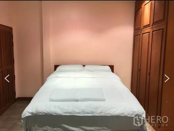 Detached House for sale in Saphan Sung, Bangkok - Guest bedroom featuring built-in wooden wardrobes and a double bed.