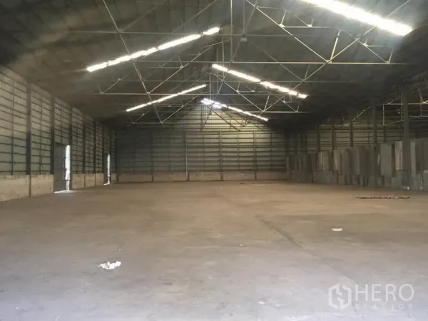 คลังสินค้า ให้เช่าในPak Kret, Nonthaburi - ภายในโกดังโล่งกว้าง หลังคาโครงเหล็กสูง มีสกายไลท์และพื้นคอนกรีต
