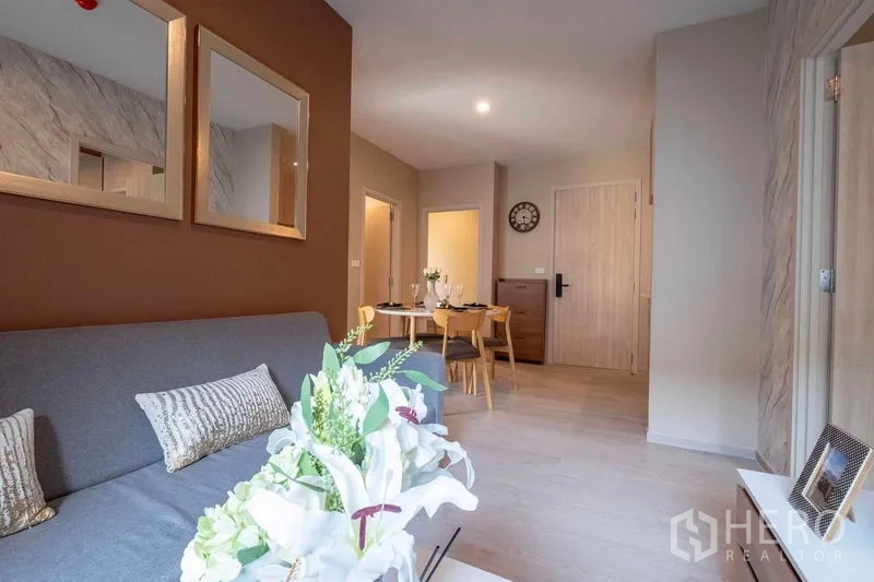 คอนโด ให้เช่าในBang Na, Bangkok - มองจากโซฟาไปยังโซนรับประทานอาหาร พร้อมแจกันดอกไม้