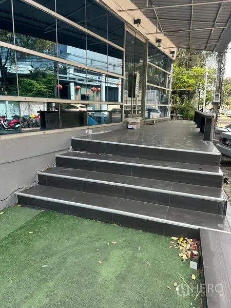 พื้นที่ขายปลีก ให้เช่าในWang Thonglang, Bangkok - บันไดทางเข้าปูกระเบื้องสีเข้ม พร้อมกันสาด ข้างผนังกระจกเงาหน้าร้าน