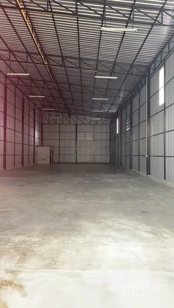 货栈 出租在Khan Na Yao, Bangkok - 纵深视角的高挑仓储空间，设有通风窗与屋顶桁架。