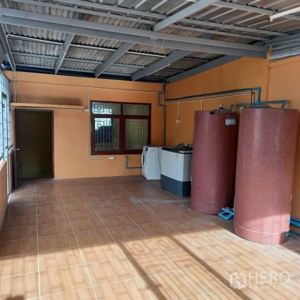 อาคารพาณิชย์ ให้เช่าในWatthana, Bangkok - ดาดฟ้าคลุมหลังคามีถังเก็บน้ำ เครื่องซักผ้า และพื้นกระเบื้อง