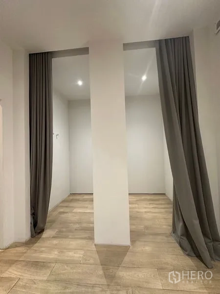 สำนักงานที่บ้าน ให้เช่าในPhra Khanong, Bangkok - ซุ้มคูหาสองช่องกั้นผ้าม่าน ไฟดาวน์ไลท์ พื้นลายไม้