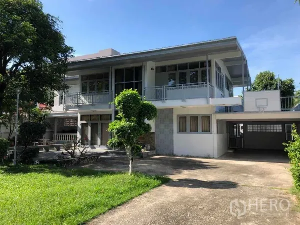 บ้าน ให้เช่าในPhra Khanong, Bangkok - ตัวบ้านเดี่ยวสองชั้น ภายนอกมีทางรถเข้าและที่จอดรถในร่มพร้อมระเบียง