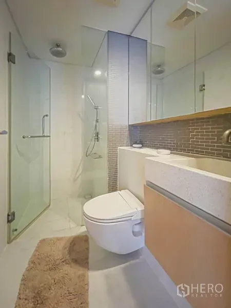 คอนโด ขายในWatthana, Bangkok - ห้องน้ำสไตล์โมเดิร์น พร้อมห้องอาบน้ำกระจก โถสุขภัณฑ์ และตู้กระจกบานใหญ่