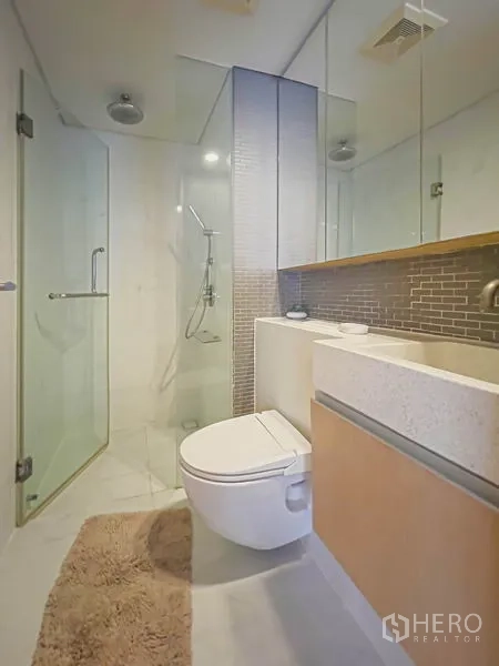 คอนโด ขายในWatthana, Bangkok - ห้องน้ำสไตล์โมเดิร์น พร้อมห้องอาบน้ำกระจก โถสุขภัณฑ์ และตู้กระจกบานใหญ่
