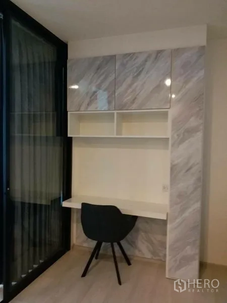 คอนโด ให้เช่าในDin Daeng, Bangkok - โต๊ะทำงานบิวท์อินลายหินอ่อนพร้อมชั้นวาง ข้างฉากกั้นกระจก