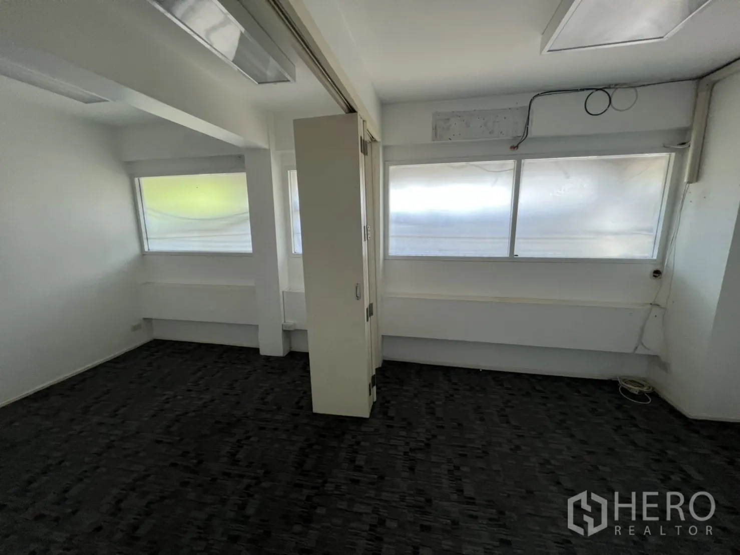 店屋 出租或出售在Watthana, Bangkok - 分隔的小办公室，地毯地面和推拉隔断