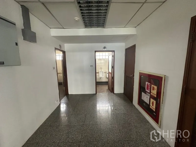สำนักงาน ให้เช่า - โถงทางเดินส่วนกลางเชื่อมสู่ห้องน้ำและห้องระบบ พร้อมตู้ดับเพลิง