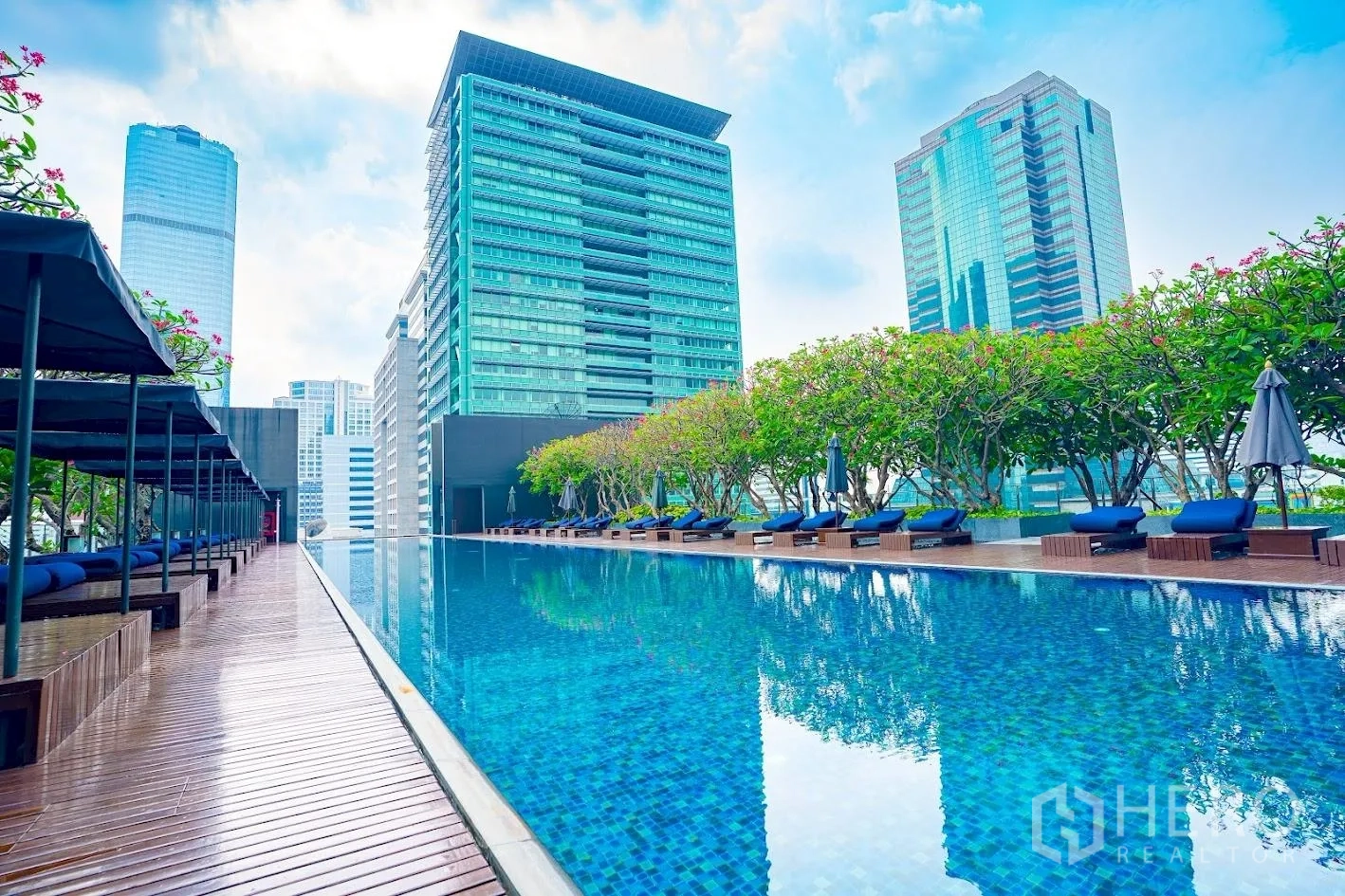 คอนโด for sale in Sathon, Bangkok - สระว่ายน้ำส่วนกลางขนาดใหญ่แบบอินฟินิตี้พร้อมเตียงอาบแดด