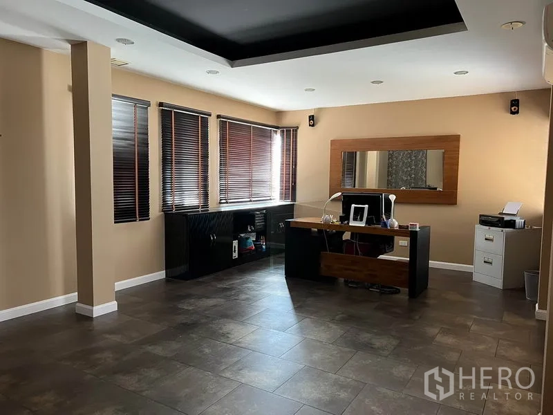 Detached House for rent in Bang Kapi, Bangkok - Spacious home office or family room with desk, blinds and recessed ceiling.