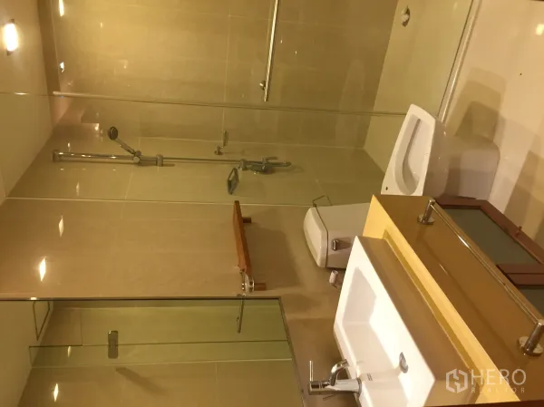 คอนโด ให้เช่าหรือขายในKhlong Toei, Bangkok - ห้องน้ำร่วมสมัย ฝักบัวกระจก เคาน์เตอร์อ่างล้างหน้า และผนังปูกระเบื้อง