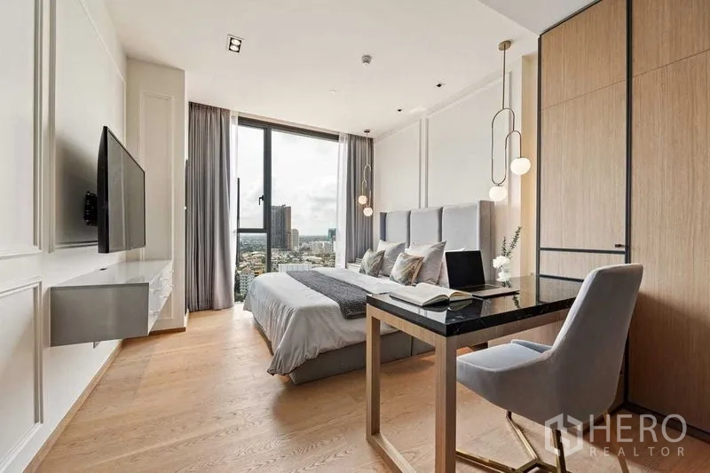 公寓 出租或出售在Khlong Toei, Bangkok - 主卧设落地窗、吊灯和书写桌。