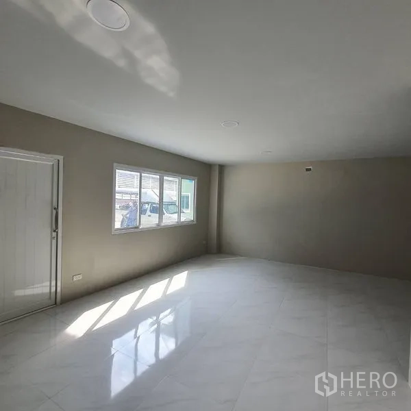 Warehouse for rent in Mueang Samut Sakhon, Samut Sakhon - Bright two-storey office room with tiled floor and windows inside the warehouse complex.