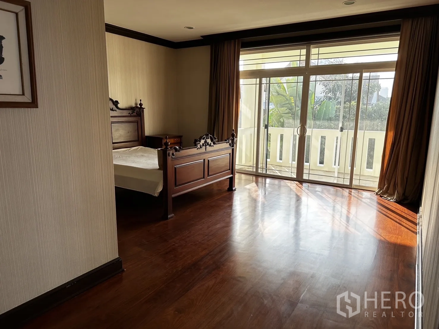 独立式住宅 出租在Chatuchak, Bangkok - 卧室连阳台，推拉落地玻璃门与木地板