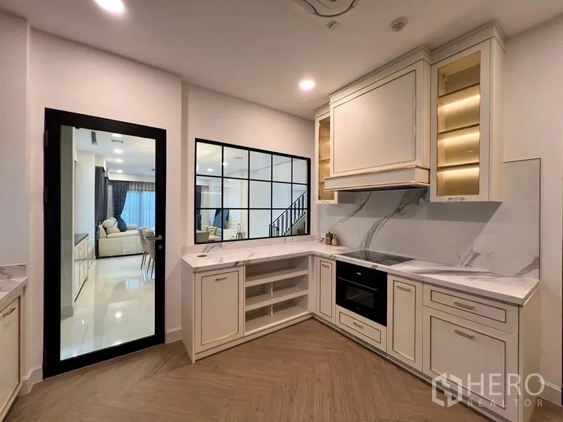 บ้าน ให้เช่าหรือขายในSaphan Sung, Bangkok - ครัวรูปตัว U ท็อปหินอ่อน เตาอบบิวท์อิน และผนังกั้นกระจก