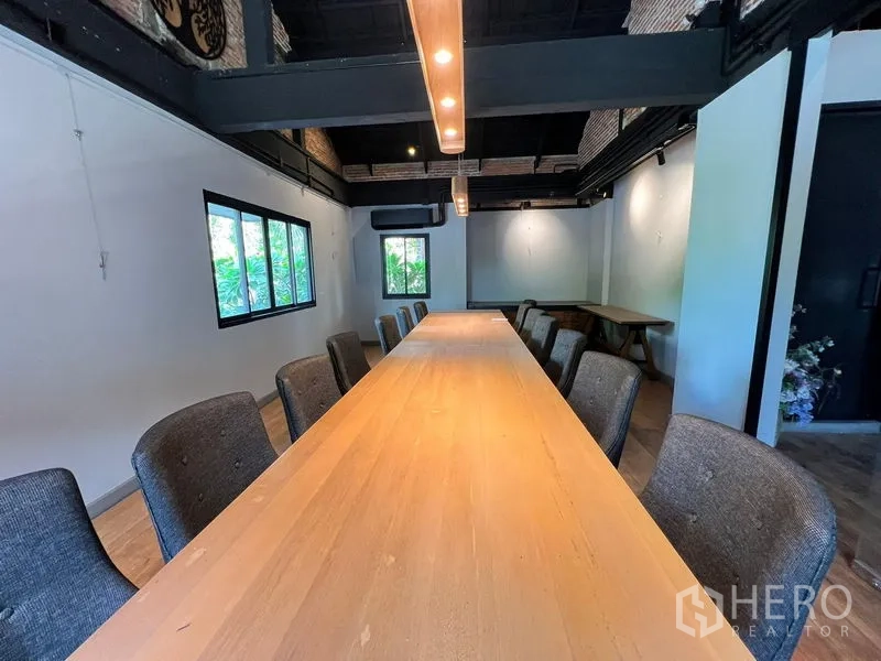 零售空间 出租在Bangkok - 私密会议/包房，长木桌与线性吊灯。