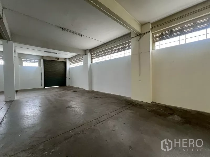 คลังสินค้า ให้เช่าในPhra Khanong, Bangkok - ฮอลล์เก็บสินค้าวางเสา มีช่องแสงบล็อกแก้วและพื้นคอนกรีตเรียบ