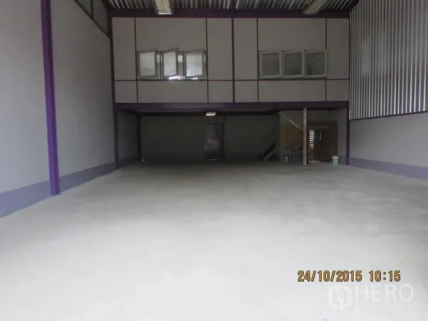 货栈 出租在Bang Khen, Bangkok - 高挑仓库内部，光滑混凝土地面与带窗夹层办公室，位于邦肯曼谷。