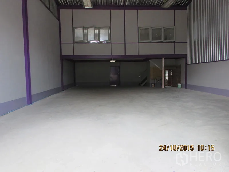 货栈 出租在Bang Khen, Bangkok - 高挑仓库内部，光滑混凝土地面与带窗夹层办公室，位于邦肯曼谷。