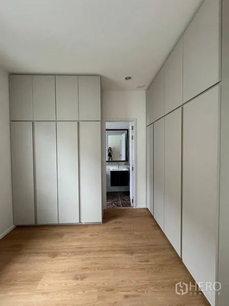 Detached House for rent - Bedroom with white built-in wardrobes and view into ensuite bathroom