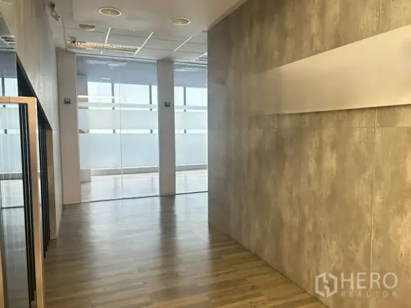 สำนักงาน ให้เช่า - โถงสำนักงานสว่าง พื้นไม้ และผนังกระจกฝ้า
