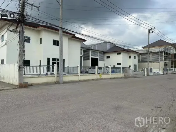 คลังสินค้า ให้เช่าในMueang Samut Sakhon, Samut Sakhon - โครงการโกดังพร้อมรั้วรอบขอบชิด มีอาคารสำนักงานและถนนภายในกว้าง ในเมืองสมุทรสาคร ใต้ท้องฟ้าครึ้ม