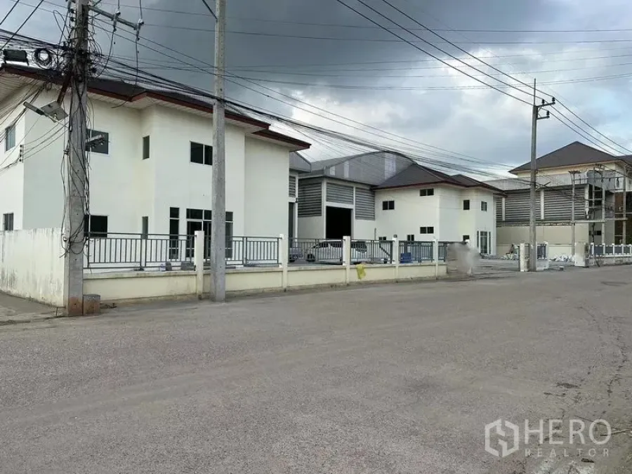 คลังสินค้า ให้เช่าในMueang Samut Sakhon, Samut Sakhon - โครงการโกดังพร้อมรั้วรอบขอบชิด มีอาคารสำนักงานและถนนภายในกว้าง ในเมืองสมุทรสาคร ใต้ท้องฟ้าครึ้ม