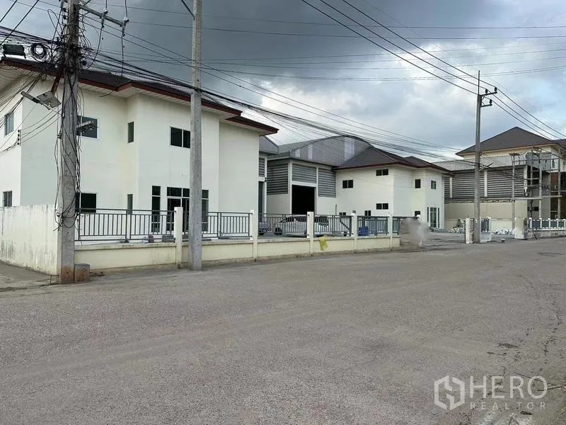 คลังสินค้า ให้เช่าในMueang Samut Sakhon, Samut Sakhon - โครงการโกดังพร้อมรั้วรอบขอบชิด มีอาคารสำนักงานและถนนภายในกว้าง ในเมืองสมุทรสาคร ใต้ท้องฟ้าครึ้ม