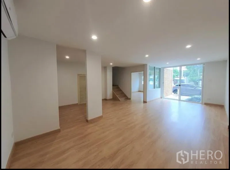 Townhouse for rent in Phaya Thai, Bangkok - Bright open-plan ground floor with wood flooring, recessed lighting and sliding glass entrance.
